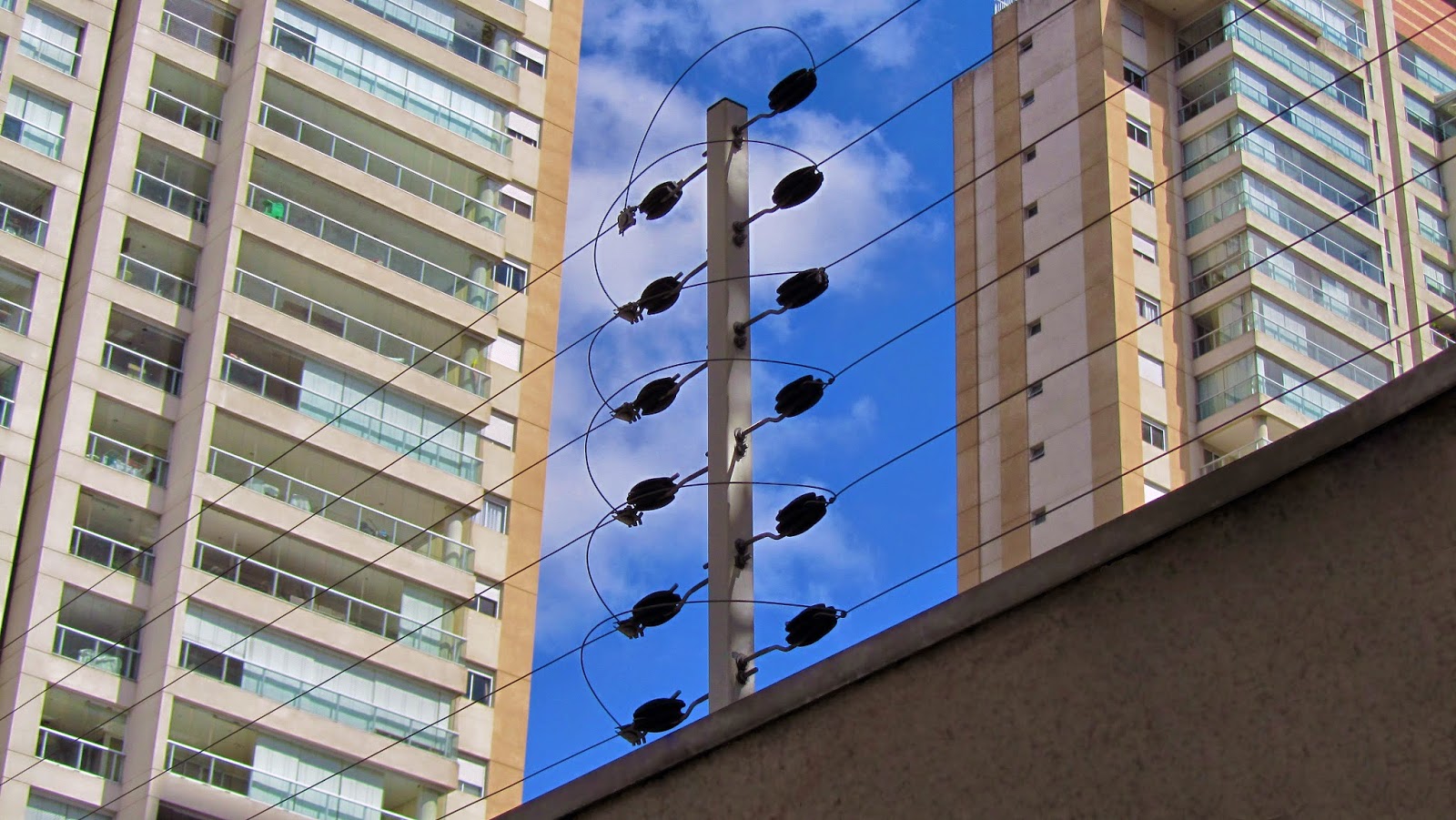 Instalação de cerca elétrica em condomínio no Alphaville Lagoa dos Ingleses, Nova Lima