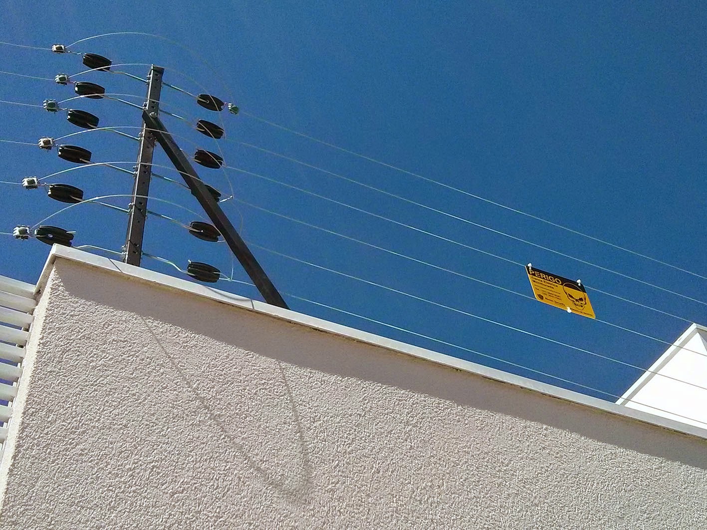 Manutenção de cerca elétrica em residência na Vila da Serra, Nova Lima